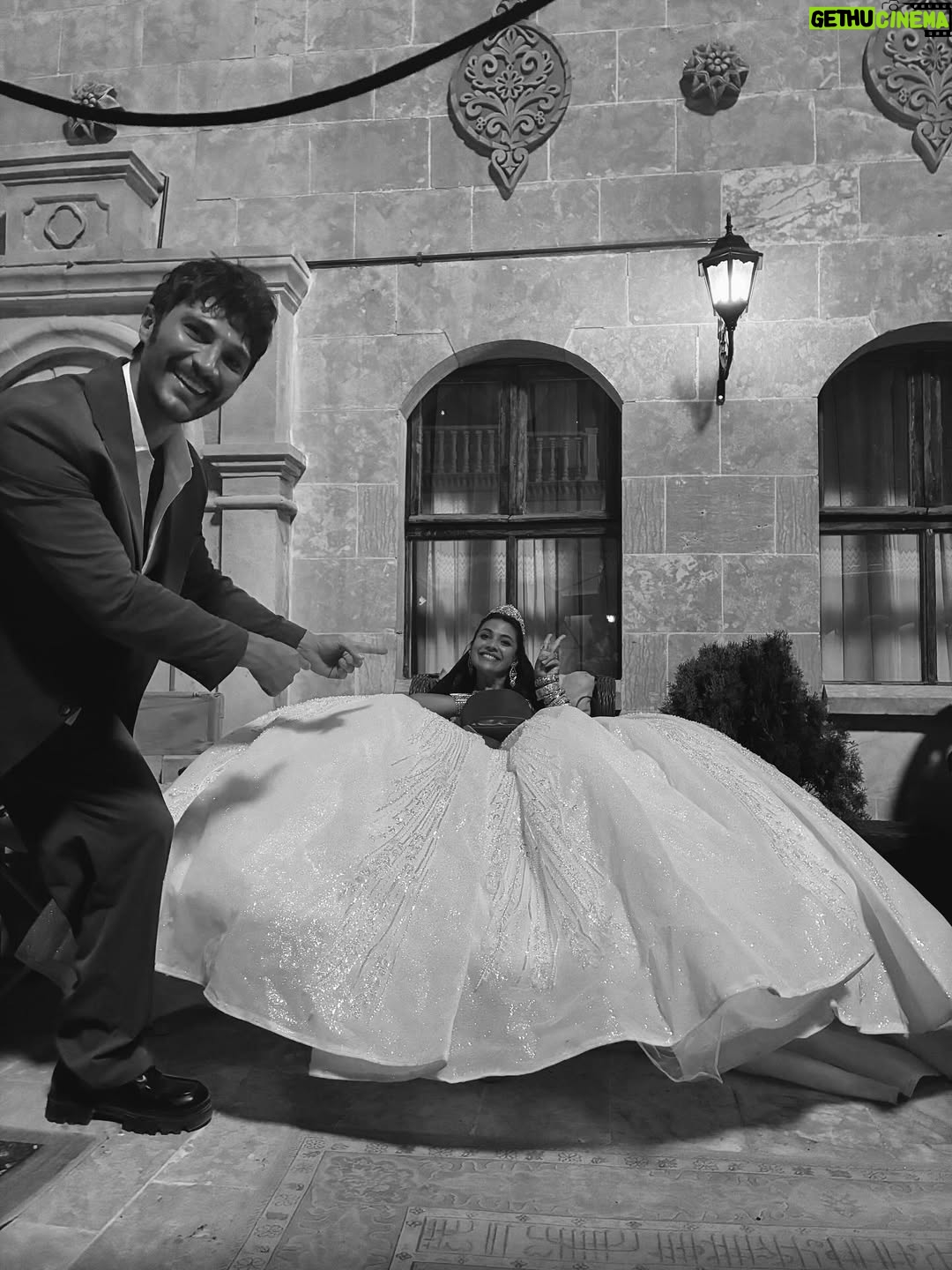 Biran Damla Yılmaz - 221.1K Likes - Yıldız, kırk kilo gelinliği, altınları ve….💥 @halefdizi