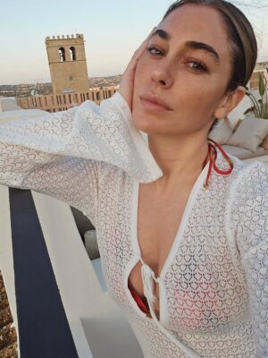 Blanca Suárez Instagram - Life lately 🌡

1. Gracias @jessicabataille por ofrecernos el paraíso ♡
2. Cuidando a BB  @volvocares 
3. #Mood
4. BFF
5. 🍼
6. ❤️‍🔥
7. Atardecer favorito
8. BFF esperando en @volvocares
9. Calma