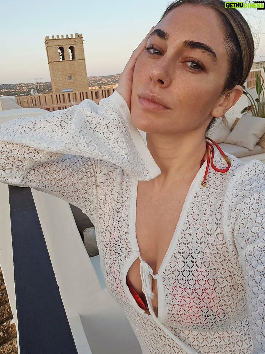 Blanca Suárez - 144.4K Likes - Life lately 🌡

1. Gracias @jessicabataille por ofrecernos el paraíso ♡
2. Cuidando a BB  @volvocares 
3. #Mood
4. BFF
5. 🍼
6. ❤️‍🔥
7. Atardecer favorito
8. BFF esperando en @volvocares
9. Calma