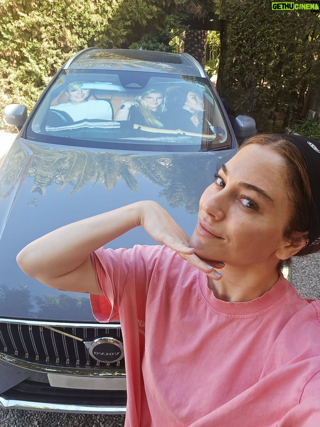 Blanca Suárez - 144.4K Likes - Life lately 🌡

1. Gracias @jessicabataille por ofrecernos el paraíso ♡
2. Cuidando a BB  @volvocares 
3. #Mood
4. BFF
5. 🍼
6. ❤️‍🔥
7. Atardecer favorito
8. BFF esperando en @volvocares
9. Calma