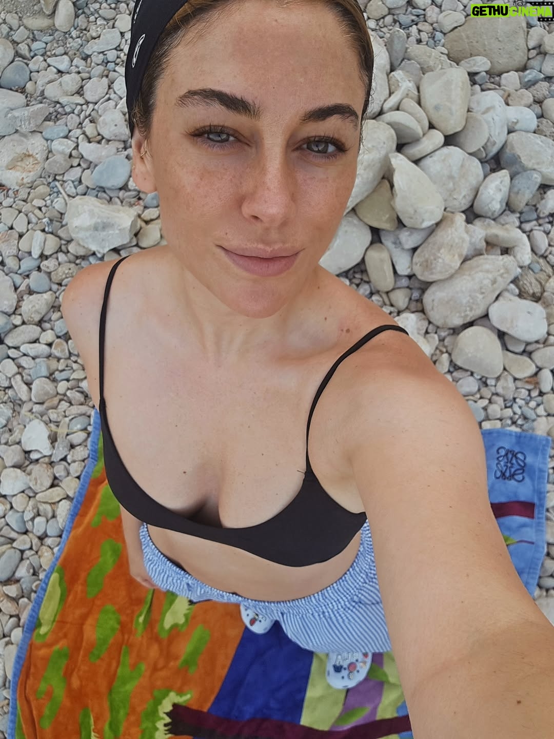 Blanca Suárez - 144.4K Likes - Life lately 🌡

1. Gracias @jessicabataille por ofrecernos el paraíso ♡
2. Cuidando a BB  @volvocares 
3. #Mood
4. BFF
5. 🍼
6. ❤️‍🔥
7. Atardecer favorito
8. BFF esperando en @volvocares
9. Calma
