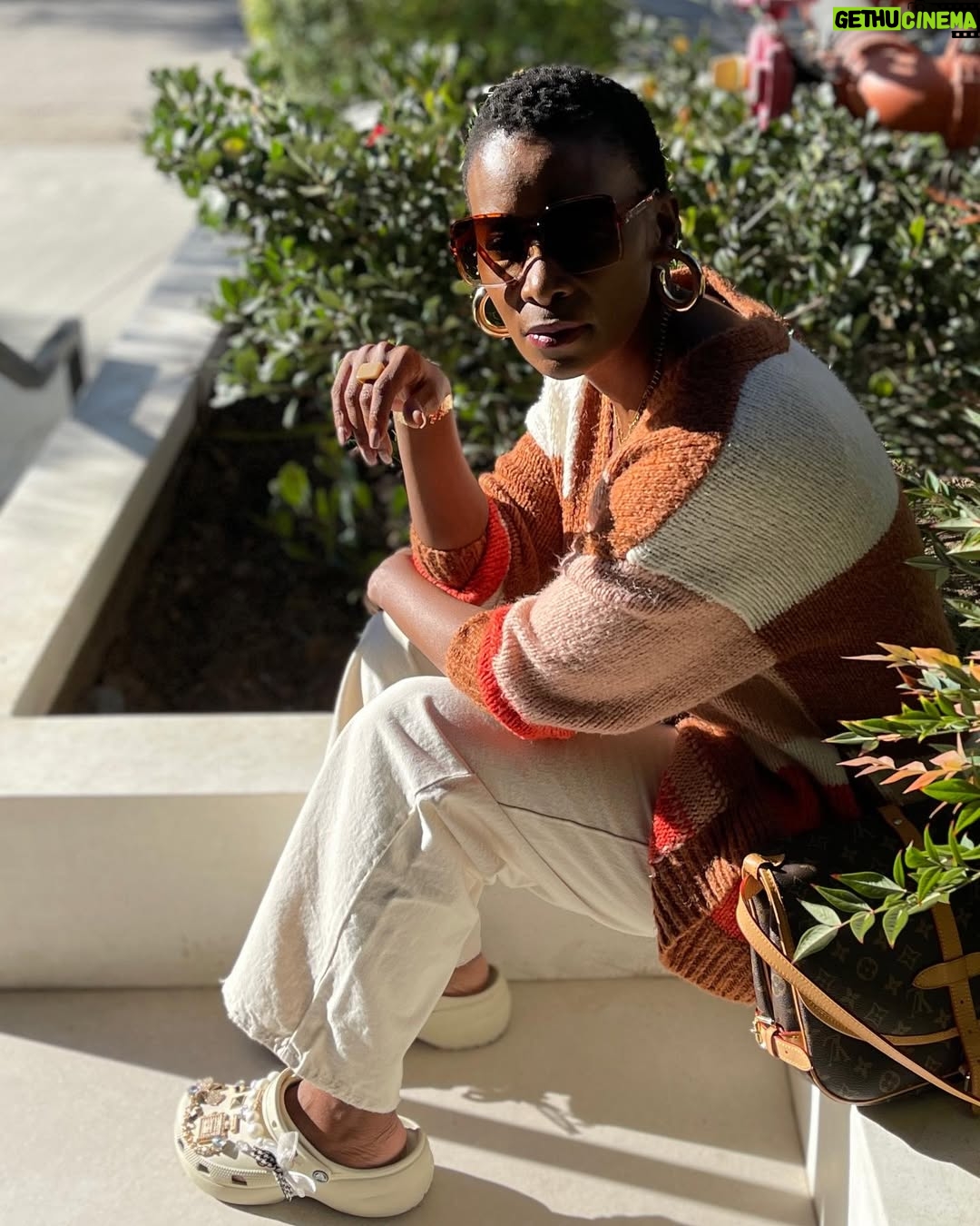 Bonnie Mbuli - 2.6K Likes - It the rich colors that make Fall my favorite season. Find the perfect fall cardi , like this @lushclothing  fave (link in bio) https://www.instudiobybonnie.com/. 📷 @hanniel_henna