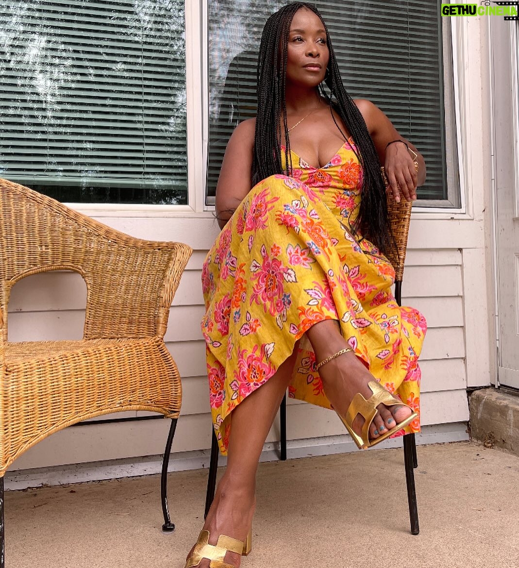 Bonnie Mbuli - 2.8K Likes - A flex is when the braids cost $500 which is roughly 2 Bar, so you do them yourself. #selfbraided 😛 @shoprhode 👗 from #instudiobyBonnie -: https://www.instudiobybonnie.com/ #poweredbymodluxrent
