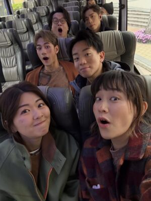 Bonnie Wong Instagram - 我嘅訴求唔係收工！係鏡頭！！！🤣🤣
我係想輸㗎～點知贏咗！🥹 
第一次贏得咁唔捨得😆

然後六個窮L凍到傻咗咁玩沙！🥶
仲好記得拍攝當日凍到癲咗 又落雨
但係真係好好玩🫶🏻 
信我 嚟緊越嚟越精彩！！

P.S. 片三係有人趴咗喺張枱度瞓覺，結果成塊面紅晒🤣🤣🤣