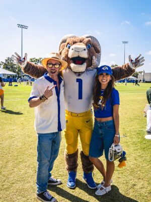 Brenda Song Instagram - I’m still so overwhelmed that this happened, I can’t even think of a caption. Haha. How is this my life?!?

Thank you so much @rams for having us. I didn’t think I could love this team more, but I do! 💙💛