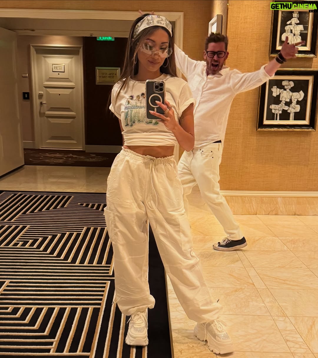 Brenda Song - 638.9K Likes - Best night of my life. I 🤍 @backstreetboys .

Thank you @culkamania for going above and beyond to make this night so special for me. I don’t think he realized how real my fandom was. Easy to say- he does now. Haha.
