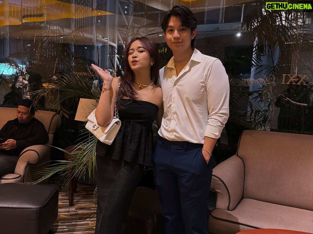 Brisia Jodie - 156.3K Likes - Happy birthday calon suamiku tersayang yang ke 27tahun! Ini kumpulan foto2 yg blm pernah di upload dari awal pdkt sampe jadian dan skrg udah resmi jadi tunangan hehe Thank you udah selalu baik, dewasa dan lucu. I’m so lucky to have u in my life. Selalu bareng sampai selamanya yaaa!🤍💓 pokoknya sehat dan panjang umur untuk kita semua Amin. I love you so much @jonathan.alden_ thank you udah nerima aku apa adanya🤍

Akan banyak upload birthday moment kamu hihi