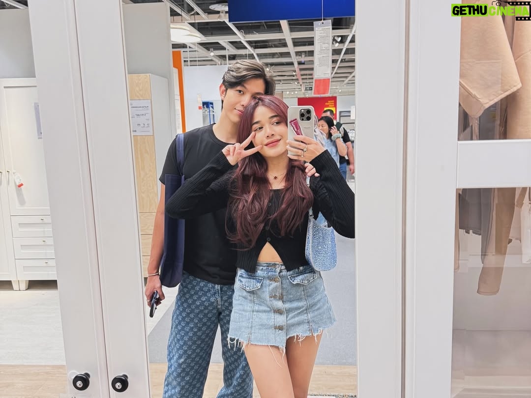 Brisia Jodie - 156.3K Likes - Happy birthday calon suamiku tersayang yang ke 27tahun! Ini kumpulan foto2 yg blm pernah di upload dari awal pdkt sampe jadian dan skrg udah resmi jadi tunangan hehe Thank you udah selalu baik, dewasa dan lucu. I’m so lucky to have u in my life. Selalu bareng sampai selamanya yaaa!🤍💓 pokoknya sehat dan panjang umur untuk kita semua Amin. I love you so much @jonathan.alden_ thank you udah nerima aku apa adanya🤍

Akan banyak upload birthday moment kamu hihi