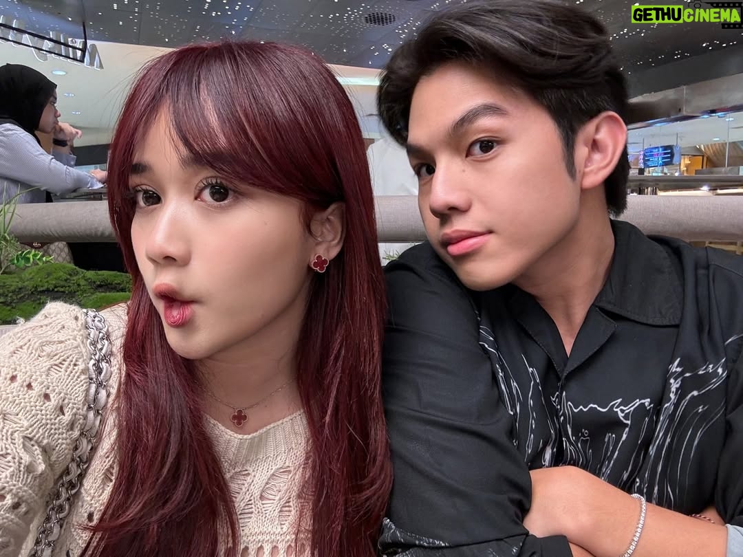Brisia Jodie - 156.3K Likes - Happy birthday calon suamiku tersayang yang ke 27tahun! Ini kumpulan foto2 yg blm pernah di upload dari awal pdkt sampe jadian dan skrg udah resmi jadi tunangan hehe Thank you udah selalu baik, dewasa dan lucu. I’m so lucky to have u in my life. Selalu bareng sampai selamanya yaaa!🤍💓 pokoknya sehat dan panjang umur untuk kita semua Amin. I love you so much @jonathan.alden_ thank you udah nerima aku apa adanya🤍

Akan banyak upload birthday moment kamu hihi