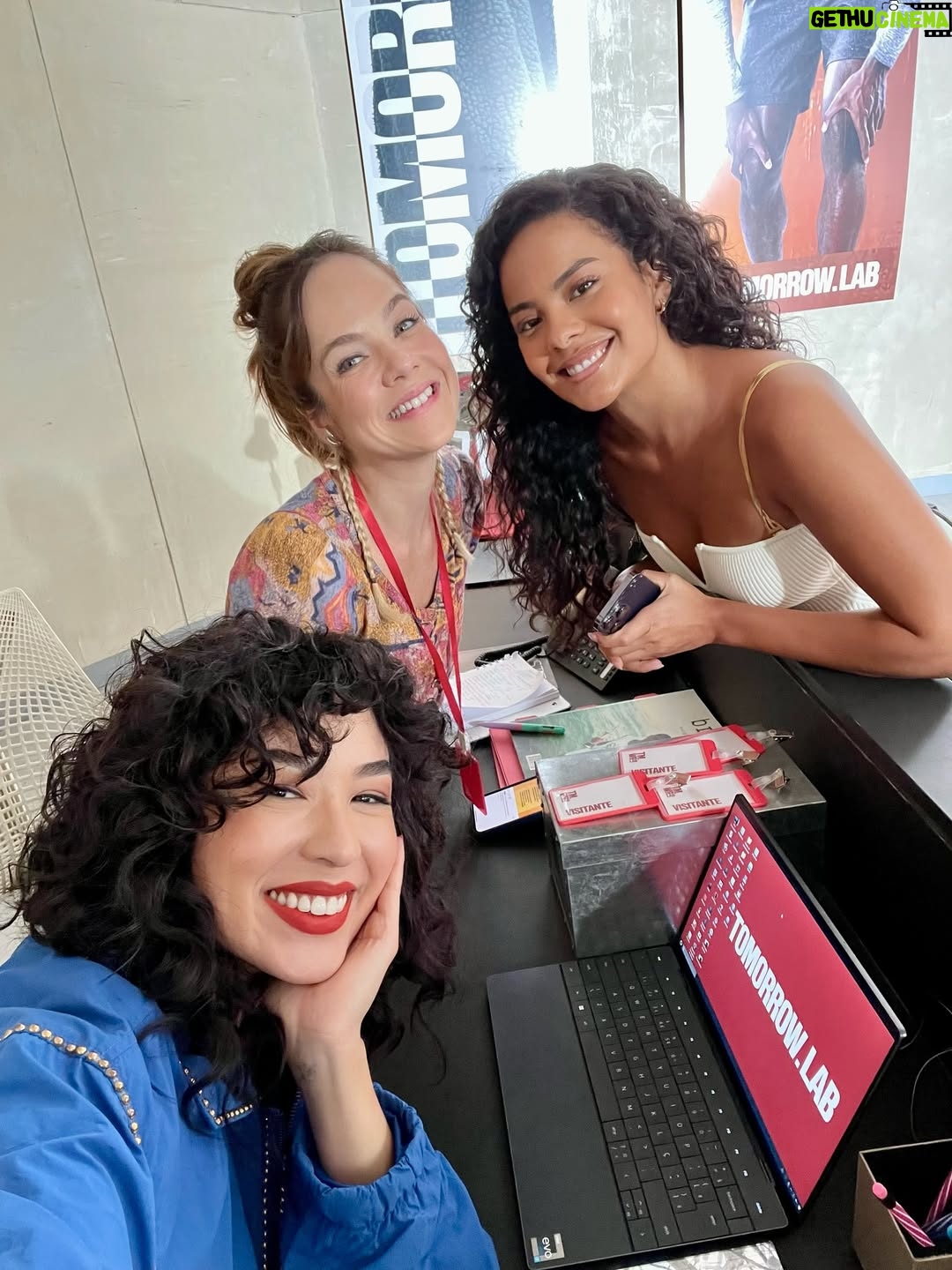 Bruna Aiiso - 1.6K Likes - Hoje é dia de me despedir de Suzana em Vale Tudo. Que alegria foi dar vida a essa personagem e compartilhar essa jornada com vocês! Sou imensamente grata ao público, sempre tão carinhoso comigo, com as minhas personagens e com o meu trabalho.

Um agradecimento especial a Patrícia Rache, Paulo Silvestrini e Manuella Dias pela confiança e pela oportunidade.

À equipe inteira, que faz essa engrenagem girar com tanto talento,  dedicação e respeito, meu muito obrigada.

E ao meu grupinho Tomorrow: Alice, Cacá, João e Lucas, obrigada pelas trocas, pela parceria e pela generosidade de cada dia e @mathsenra por ser uma das pessoas mais gentis e talentosas com quem já trabalhei. E @pedrobranciforte nossa terceira novela juntos e você sempre muito parceiro comigo. 

Valeu, Glô, por mais esse capítulo da minha história. 💛✨ #valetudo  Valeu Demais!