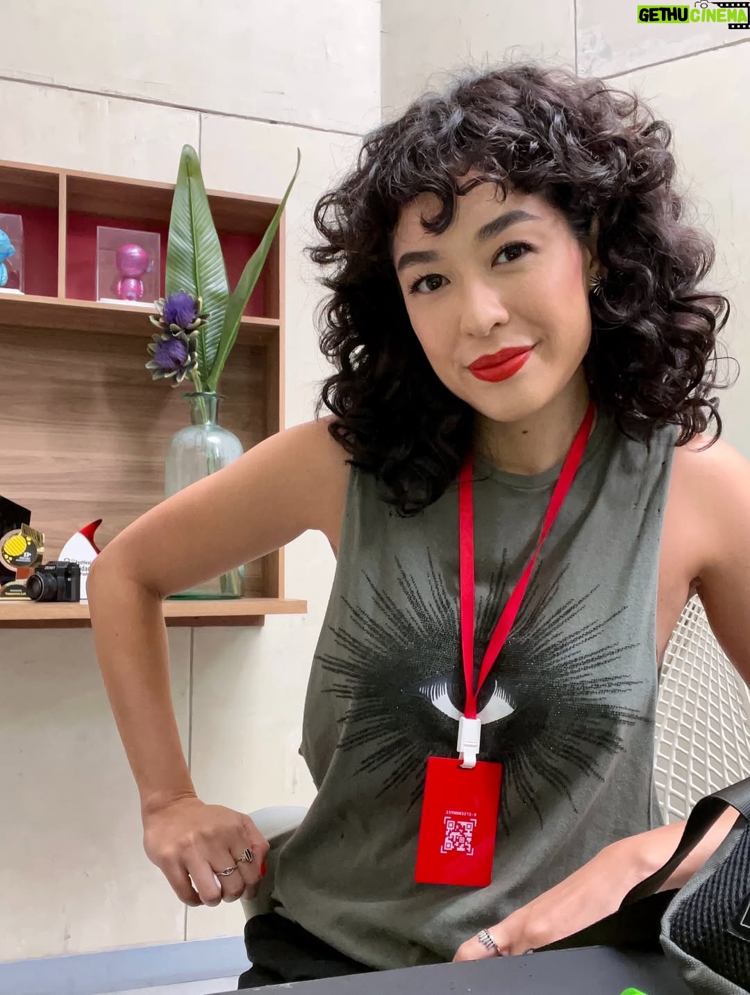 Bruna Aiiso - 1.6K Likes - Hoje é dia de me despedir de Suzana em Vale Tudo. Que alegria foi dar vida a essa personagem e compartilhar essa jornada com vocês! Sou imensamente grata ao público, sempre tão carinhoso comigo, com as minhas personagens e com o meu trabalho.

Um agradecimento especial a Patrícia Rache, Paulo Silvestrini e Manuella Dias pela confiança e pela oportunidade.

À equipe inteira, que faz essa engrenagem girar com tanto talento,  dedicação e respeito, meu muito obrigada.

E ao meu grupinho Tomorrow: Alice, Cacá, João e Lucas, obrigada pelas trocas, pela parceria e pela generosidade de cada dia e @mathsenra por ser uma das pessoas mais gentis e talentosas com quem já trabalhei. E @pedrobranciforte nossa terceira novela juntos e você sempre muito parceiro comigo. 

Valeu, Glô, por mais esse capítulo da minha história. 💛✨ #valetudo  Valeu Demais!