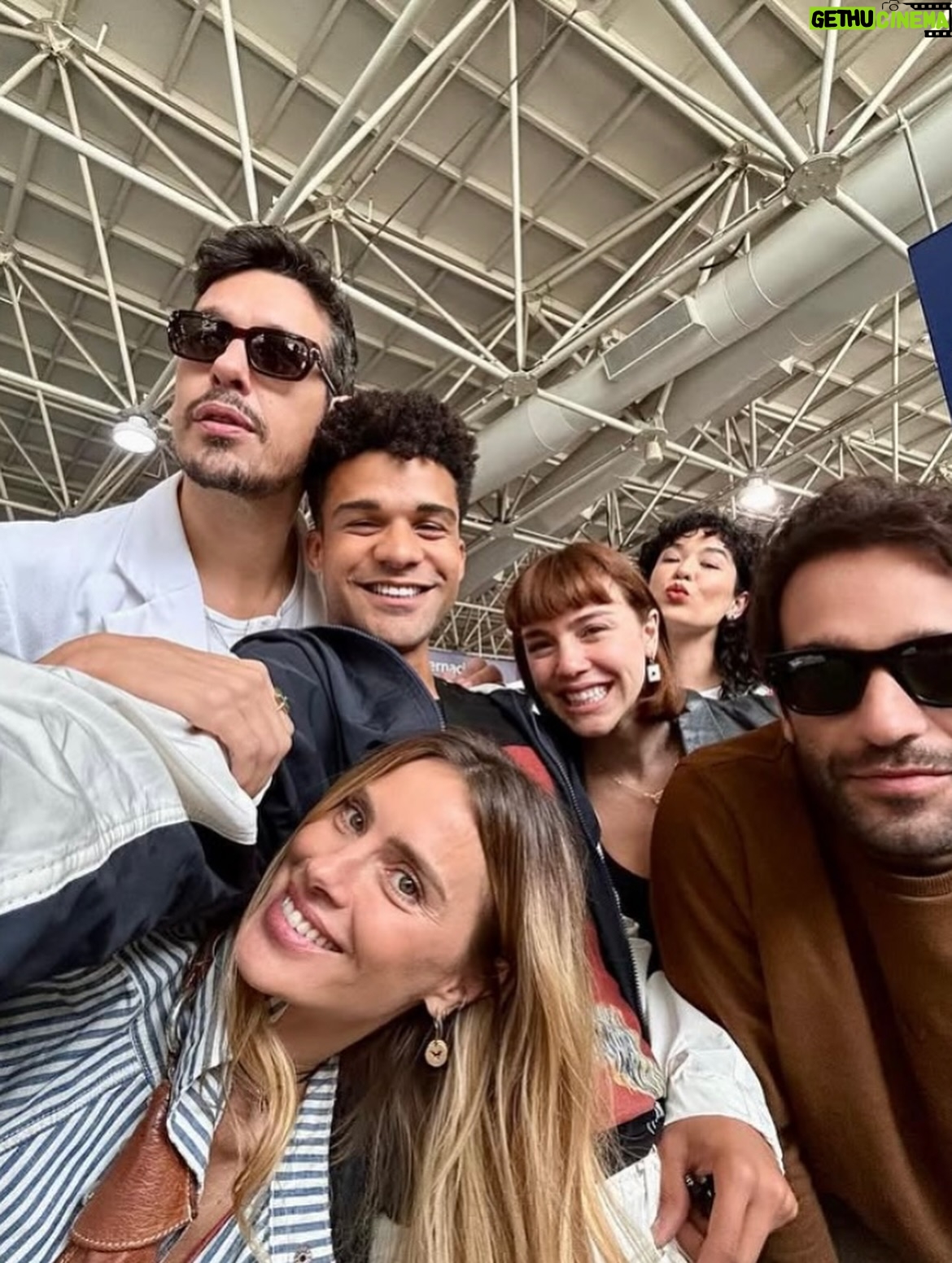 Bruna Aiiso - 1.6K Likes - Hoje é dia de me despedir de Suzana em Vale Tudo. Que alegria foi dar vida a essa personagem e compartilhar essa jornada com vocês! Sou imensamente grata ao público, sempre tão carinhoso comigo, com as minhas personagens e com o meu trabalho.

Um agradecimento especial a Patrícia Rache, Paulo Silvestrini e Manuella Dias pela confiança e pela oportunidade.

À equipe inteira, que faz essa engrenagem girar com tanto talento,  dedicação e respeito, meu muito obrigada.

E ao meu grupinho Tomorrow: Alice, Cacá, João e Lucas, obrigada pelas trocas, pela parceria e pela generosidade de cada dia e @mathsenra por ser uma das pessoas mais gentis e talentosas com quem já trabalhei. E @pedrobranciforte nossa terceira novela juntos e você sempre muito parceiro comigo. 

Valeu, Glô, por mais esse capítulo da minha história. 💛✨ #valetudo  Valeu Demais!