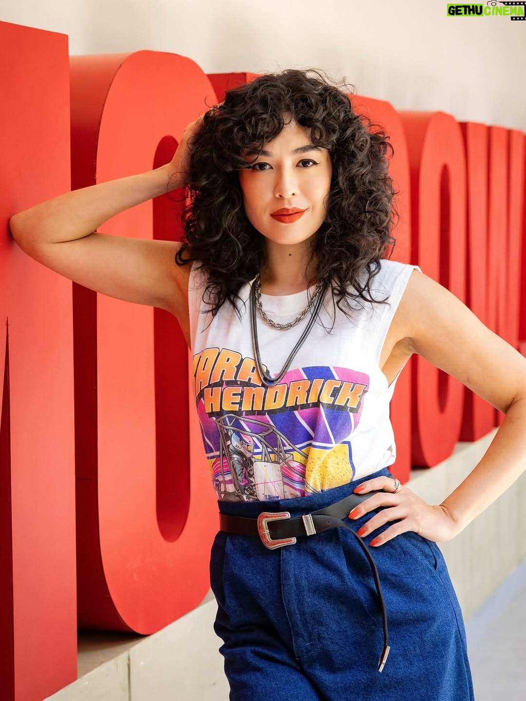 Bruna Aiiso - 1.6K Likes - Hoje é dia de me despedir de Suzana em Vale Tudo. Que alegria foi dar vida a essa personagem e compartilhar essa jornada com vocês! Sou imensamente grata ao público, sempre tão carinhoso comigo, com as minhas personagens e com o meu trabalho.

Um agradecimento especial a Patrícia Rache, Paulo Silvestrini e Manuella Dias pela confiança e pela oportunidade.

À equipe inteira, que faz essa engrenagem girar com tanto talento,  dedicação e respeito, meu muito obrigada.

E ao meu grupinho Tomorrow: Alice, Cacá, João e Lucas, obrigada pelas trocas, pela parceria e pela generosidade de cada dia e @mathsenra por ser uma das pessoas mais gentis e talentosas com quem já trabalhei. E @pedrobranciforte nossa terceira novela juntos e você sempre muito parceiro comigo. 

Valeu, Glô, por mais esse capítulo da minha história. 💛✨ #valetudo  Valeu Demais!