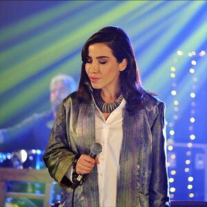 Burcu Güneş Instagram - "Bir Ay Doğar"
Bir ay doğar ilk akşamdan geceden neydem neydem geceden?
Şavkı vurur pencereden bacadan
Dağlar kışımış yolcum üşümüş nasıl edem ben?
Uykusuz mu kaldın dünkü geceden neydem neydem geceden?
Uyan uyan yar sinene sar beni
Dağlar kışımış yolcum üşümüş nasıl edem ben?
Uyan uyan yar sinene sar beni
Dağlar haramı açma yaramı perişanım ben
Yüce dağ başından aşırdın beni neydem neydem yar beni?
Tükenmez dertlere düşürdün beni
Dağlar kışımış yolcum üşümüş nasıl edem ben?
#anadolunungüneşi #2018 #burcugüneş #enginarslan