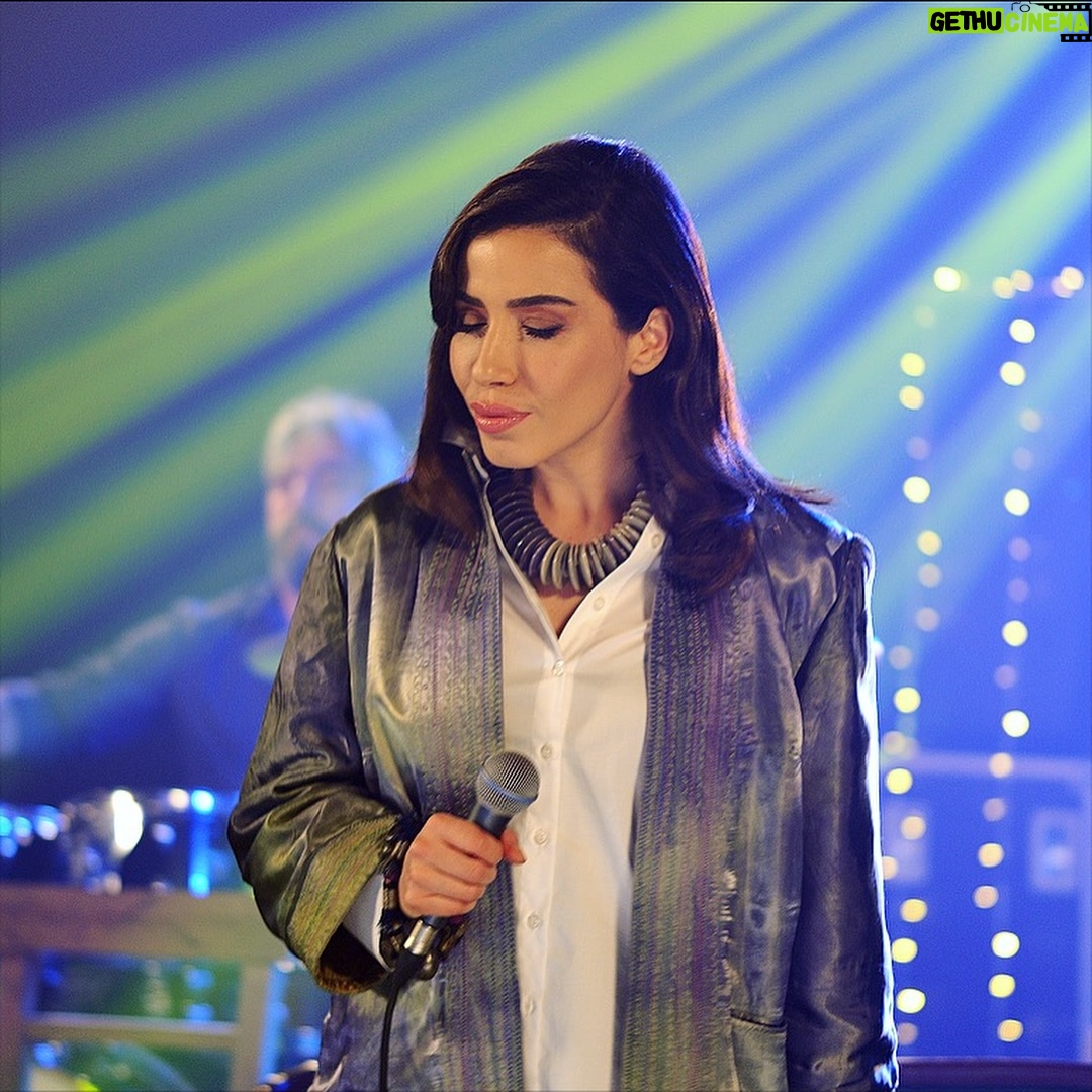 Burcu Güneş - 10K Likes - "Bir Ay Doğar" 
Bir ay doğar ilk akşamdan geceden neydem neydem geceden?
Şavkı vurur pencereden bacadan
Dağlar kışımış yolcum üşümüş nasıl edem ben?

Uykusuz mu kaldın dünkü geceden neydem neydem geceden?
Uyan uyan yar sinene sar beni
Dağlar kışımış yolcum üşümüş nasıl edem ben?

Uyan uyan yar sinene sar beni
Dağlar haramı açma yaramı perişanım ben

Yüce dağ başından aşırdın beni neydem neydem yar beni?
Tükenmez dertlere düşürdün beni
Dağlar kışımış yolcum üşümüş nasıl edem ben?

#anadolunungüneşi #2018 #burcugüneş #enginarslan