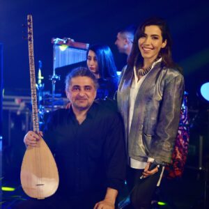 Burcu Güneş Instagram - "Bir Ay Doğar"
Bir ay doğar ilk akşamdan geceden neydem neydem geceden?
Şavkı vurur pencereden bacadan
Dağlar kışımış yolcum üşümüş nasıl edem ben?
Uykusuz mu kaldın dünkü geceden neydem neydem geceden?
Uyan uyan yar sinene sar beni
Dağlar kışımış yolcum üşümüş nasıl edem ben?
Uyan uyan yar sinene sar beni
Dağlar haramı açma yaramı perişanım ben
Yüce dağ başından aşırdın beni neydem neydem yar beni?
Tükenmez dertlere düşürdün beni
Dağlar kışımış yolcum üşümüş nasıl edem ben?
#anadolunungüneşi #2018 #burcugüneş #enginarslan