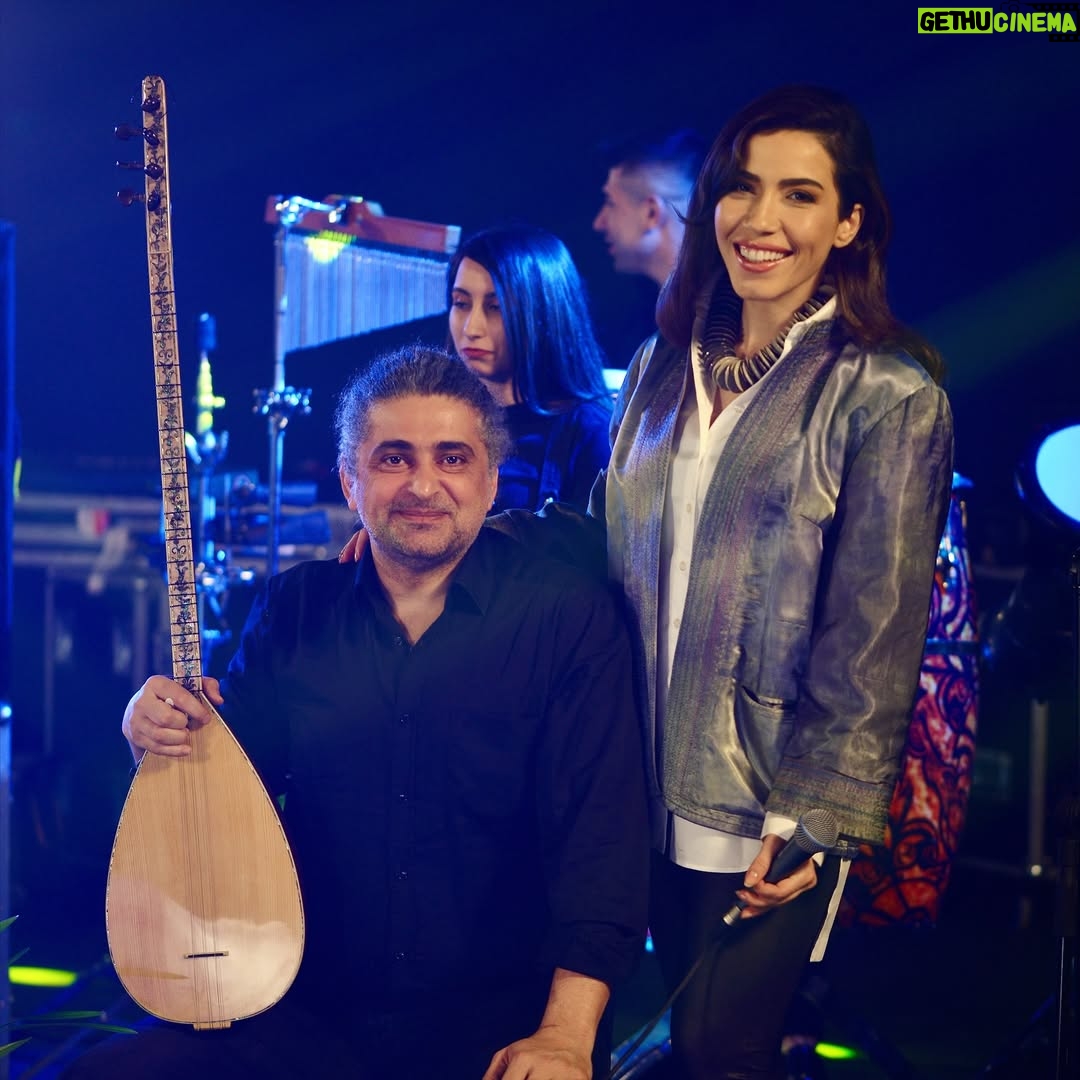 Burcu Güneş - 10K Likes - "Bir Ay Doğar" 
Bir ay doğar ilk akşamdan geceden neydem neydem geceden?
Şavkı vurur pencereden bacadan
Dağlar kışımış yolcum üşümüş nasıl edem ben?

Uykusuz mu kaldın dünkü geceden neydem neydem geceden?
Uyan uyan yar sinene sar beni
Dağlar kışımış yolcum üşümüş nasıl edem ben?

Uyan uyan yar sinene sar beni
Dağlar haramı açma yaramı perişanım ben

Yüce dağ başından aşırdın beni neydem neydem yar beni?
Tükenmez dertlere düşürdün beni
Dağlar kışımış yolcum üşümüş nasıl edem ben?

#anadolunungüneşi #2018 #burcugüneş #enginarslan