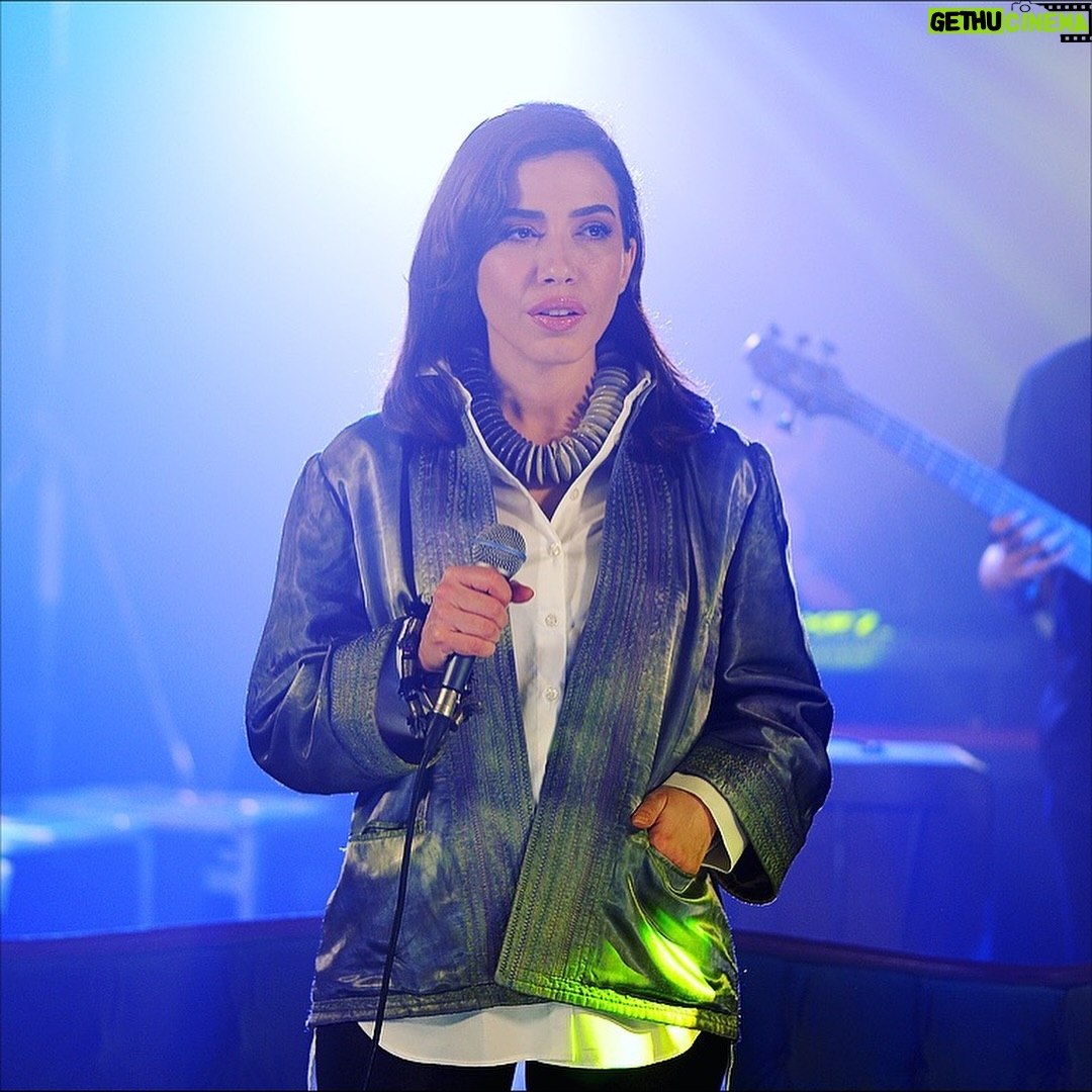 Burcu Güneş - 10K Likes - "Bir Ay Doğar" 
Bir ay doğar ilk akşamdan geceden neydem neydem geceden?
Şavkı vurur pencereden bacadan
Dağlar kışımış yolcum üşümüş nasıl edem ben?

Uykusuz mu kaldın dünkü geceden neydem neydem geceden?
Uyan uyan yar sinene sar beni
Dağlar kışımış yolcum üşümüş nasıl edem ben?

Uyan uyan yar sinene sar beni
Dağlar haramı açma yaramı perişanım ben

Yüce dağ başından aşırdın beni neydem neydem yar beni?
Tükenmez dertlere düşürdün beni
Dağlar kışımış yolcum üşümüş nasıl edem ben?

#anadolunungüneşi #2018 #burcugüneş #enginarslan