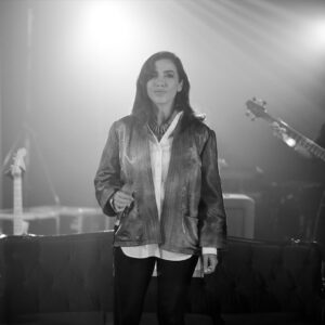 Burcu Güneş Instagram - "Bir Ay Doğar"
Bir ay doğar ilk akşamdan geceden neydem neydem geceden?
Şavkı vurur pencereden bacadan
Dağlar kışımış yolcum üşümüş nasıl edem ben?
Uykusuz mu kaldın dünkü geceden neydem neydem geceden?
Uyan uyan yar sinene sar beni
Dağlar kışımış yolcum üşümüş nasıl edem ben?
Uyan uyan yar sinene sar beni
Dağlar haramı açma yaramı perişanım ben
Yüce dağ başından aşırdın beni neydem neydem yar beni?
Tükenmez dertlere düşürdün beni
Dağlar kışımış yolcum üşümüş nasıl edem ben?
#anadolunungüneşi #2018 #burcugüneş #enginarslan