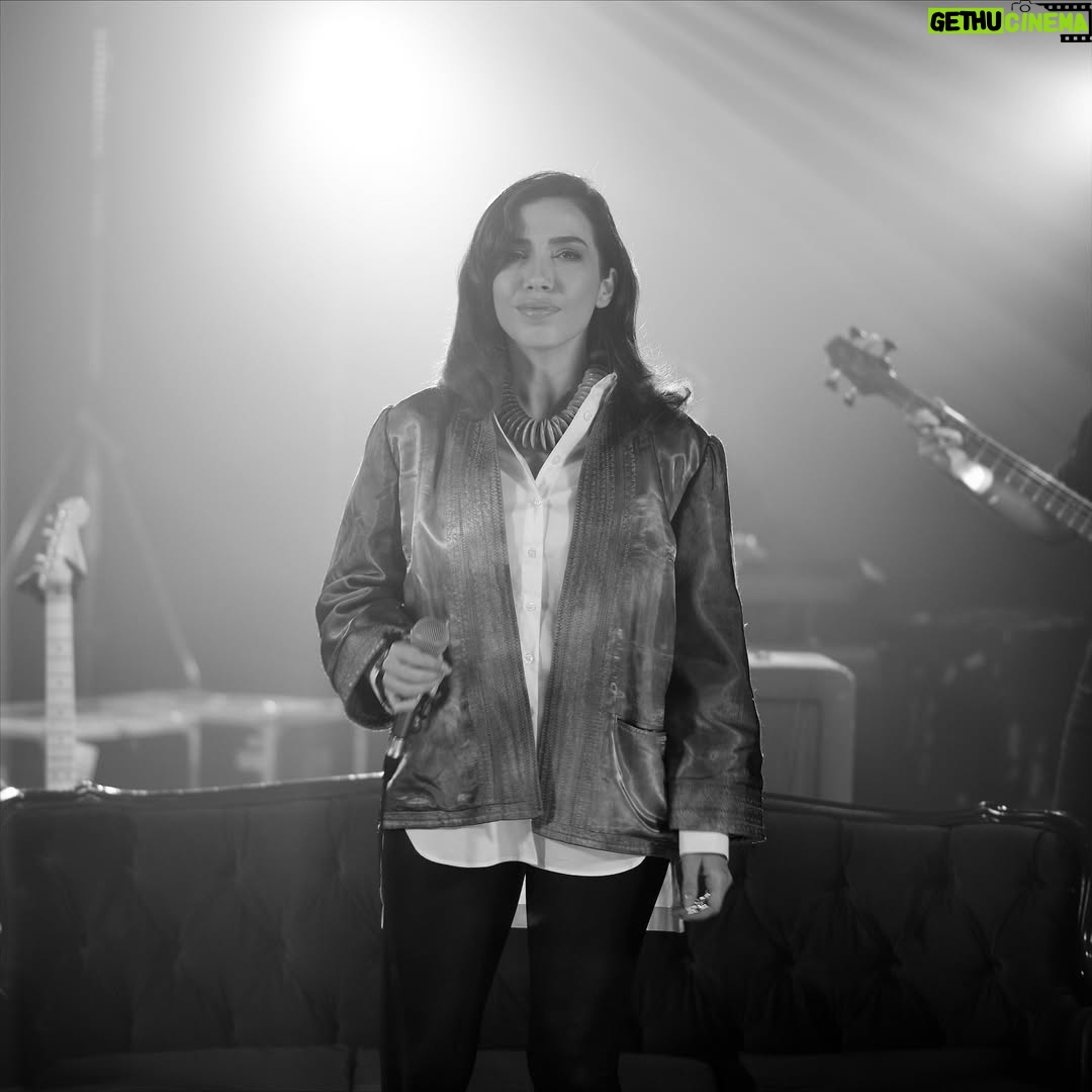 Burcu Güneş - 10K Likes - "Bir Ay Doğar" 
Bir ay doğar ilk akşamdan geceden neydem neydem geceden?
Şavkı vurur pencereden bacadan
Dağlar kışımış yolcum üşümüş nasıl edem ben?

Uykusuz mu kaldın dünkü geceden neydem neydem geceden?
Uyan uyan yar sinene sar beni
Dağlar kışımış yolcum üşümüş nasıl edem ben?

Uyan uyan yar sinene sar beni
Dağlar haramı açma yaramı perişanım ben

Yüce dağ başından aşırdın beni neydem neydem yar beni?
Tükenmez dertlere düşürdün beni
Dağlar kışımış yolcum üşümüş nasıl edem ben?

#anadolunungüneşi #2018 #burcugüneş #enginarslan