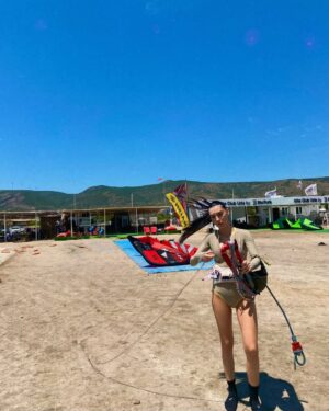 Burcu Kiratli Instagram - Kite Surf 🏄🏻‍♀️🏄🏻‍♀️ 🌊 first day diary 😎🧋
#1