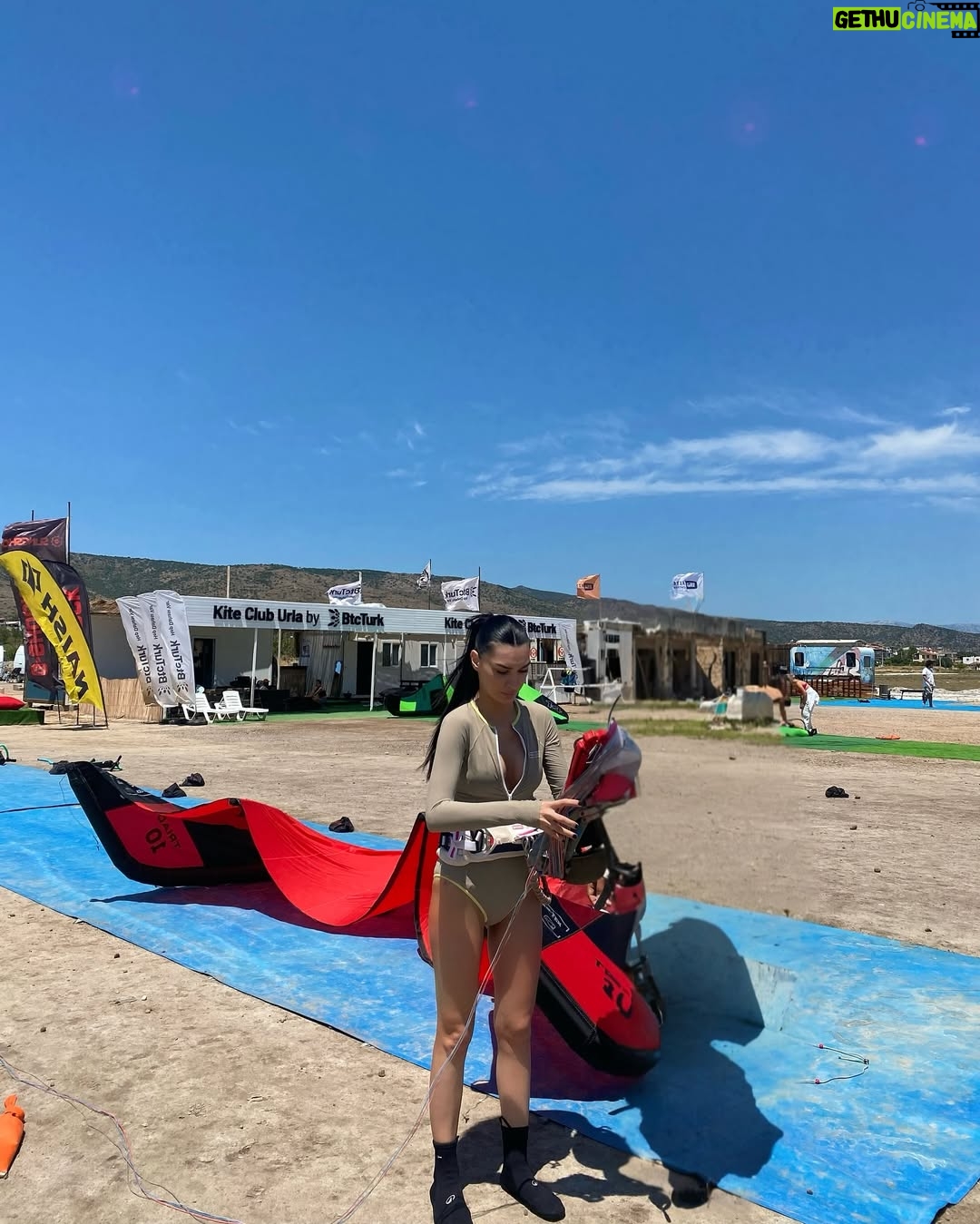 Burcu Kiratli - 408.4K Likes - Kite Surf 🏄🏻‍♀️🏄🏻‍♀️ 🌊 first day diary 😎🧋
#1