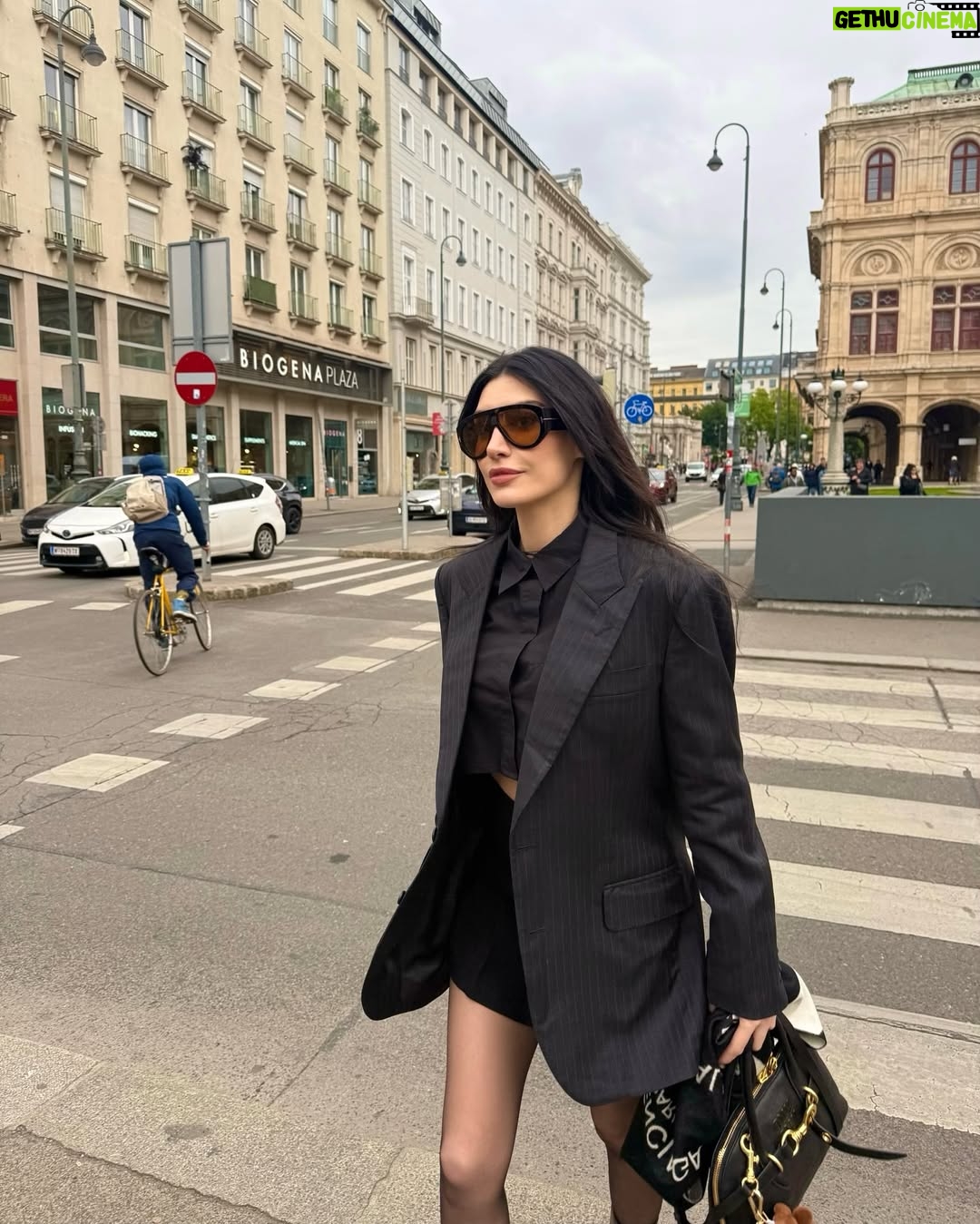Burcu Kiratli - 314K Likes - 🖤 😜 😜

#fineartdining 🔥