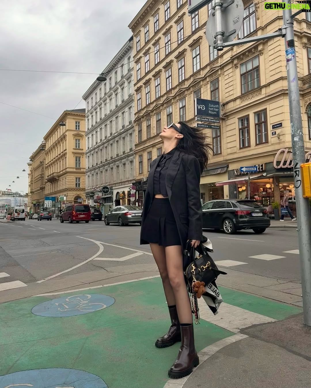 Burcu Kiratli - 314K Likes - 🖤 😜 😜

#fineartdining 🔥