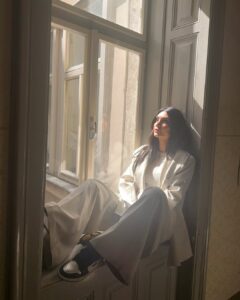 Actress Burcu Kiratli HD Photos and Wallpapers May 2025
