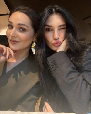 Burcu Kiratli Instagram - 🖤 😜 😜

#fineartdining 🔥