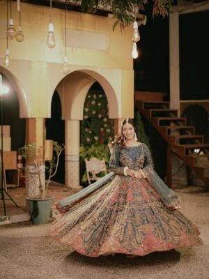 Bushra Gulfam Instagram - D H O L K night ✨
👗 @bridal.wear.house
Makeup @sfkbeautystudio & @makeupbysidrafarooqkhan
🎥 @usamaakhokhar
📍 @set.walay