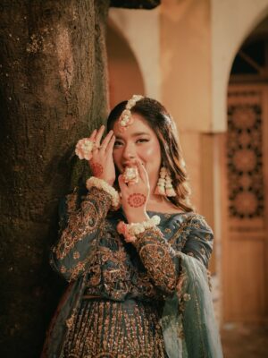 Bushra Gulfam Instagram - D H O L K night ✨
👗 @bridal.wear.house
Makeup @sfkbeautystudio & @makeupbysidrafarooqkhan
🎥 @usamaakhokhar
📍 @set.walay