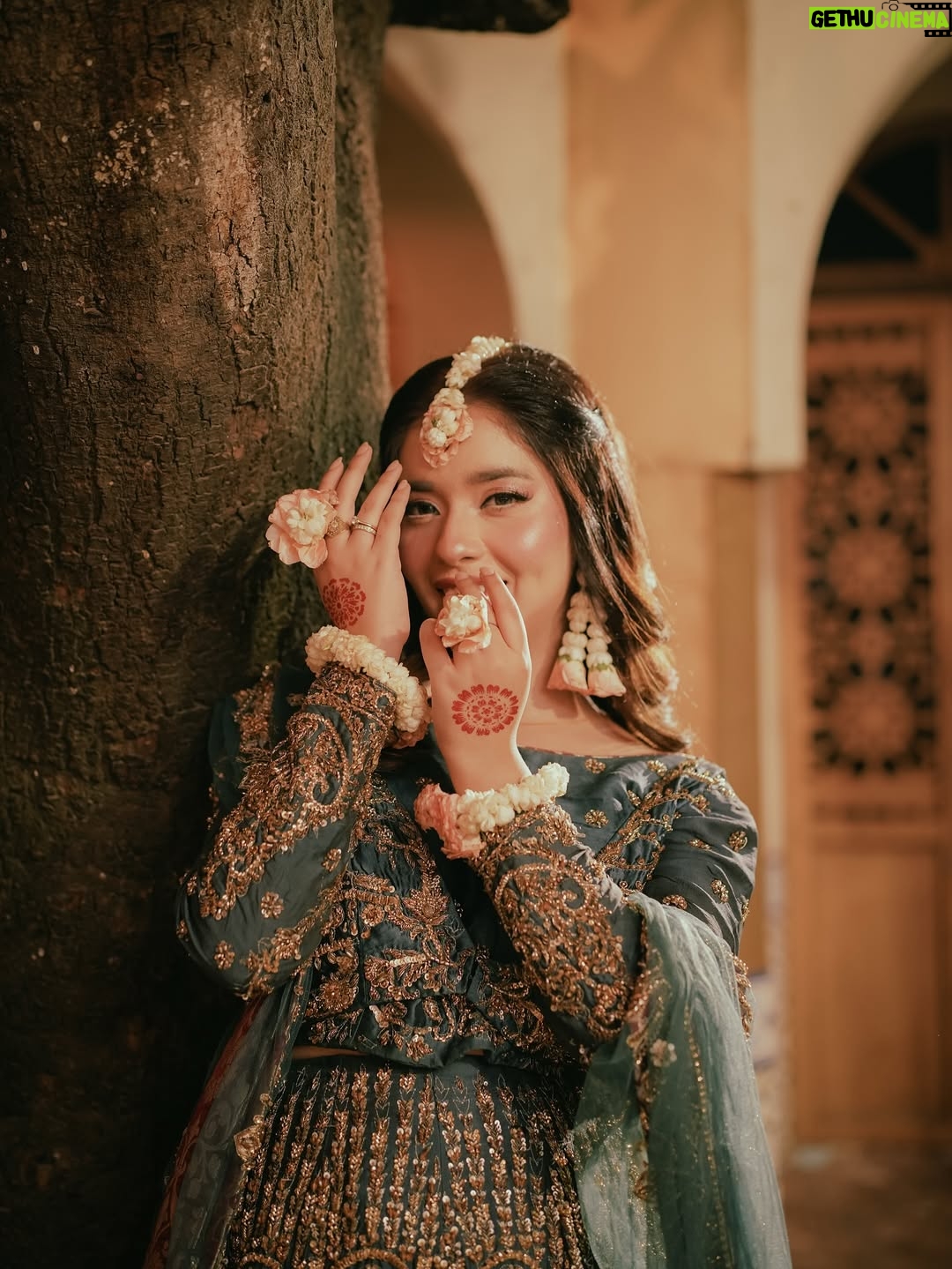 Bushra Gulfam - 7.2K Likes - D H O L K  night ✨ 

👗 @bridal.wear.house 
 
Makeup @sfkbeautystudio & @makeupbysidrafarooqkhan 
 
🎥 @usamaakhokhar 

📍 @set.walay
