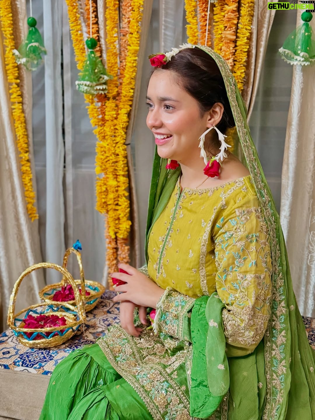 Bushra Gulfam - 8.5K Likes - D H O L K I ✨
