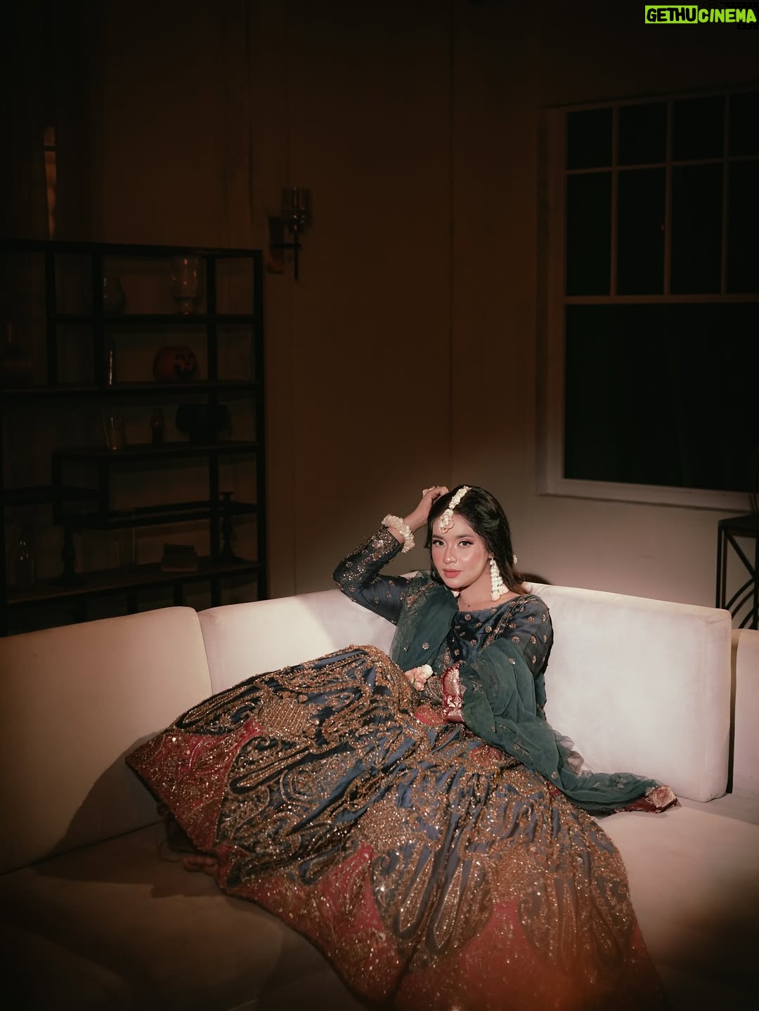 Bushra Gulfam - 7.2K Likes - D H O L K  night ✨ 

👗 @bridal.wear.house 
 
Makeup @sfkbeautystudio & @makeupbysidrafarooqkhan 
 
🎥 @usamaakhokhar 

📍 @set.walay
