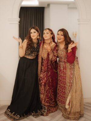 Bushra Gulfam Instagram - We 3❤️
.
@mominaa.official @bushra_gulfam_ @notyourhamnah
.
📸 @picturisticofficial