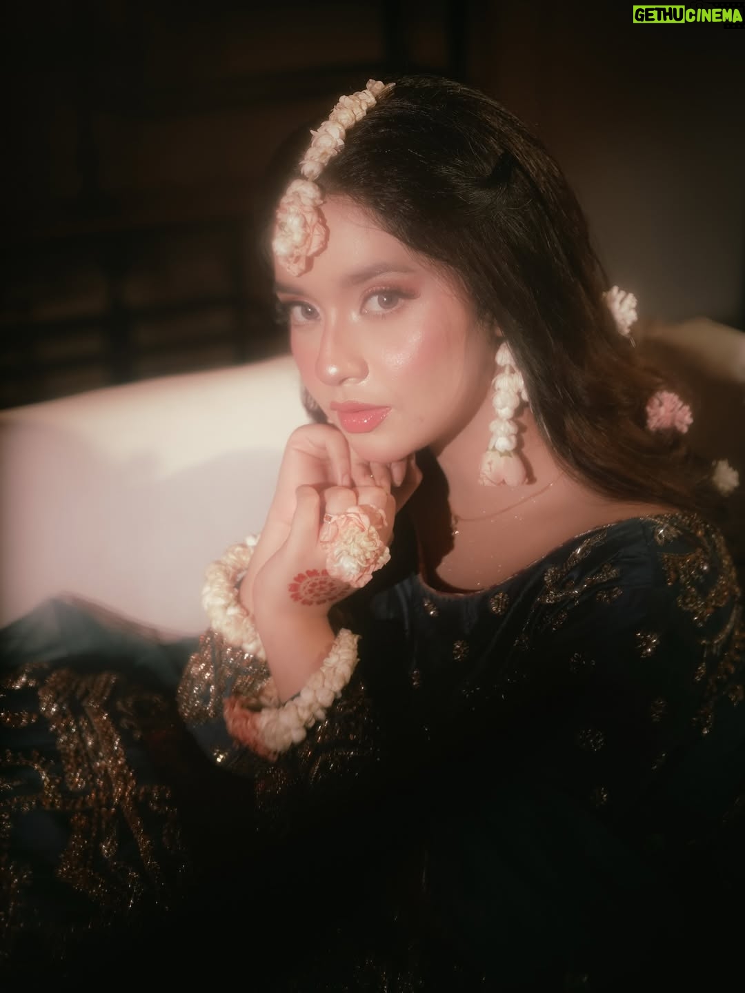 Bushra Gulfam - 7.2K Likes - D H O L K  night ✨ 

👗 @bridal.wear.house 
 
Makeup @sfkbeautystudio & @makeupbysidrafarooqkhan 
 
🎥 @usamaakhokhar 

📍 @set.walay