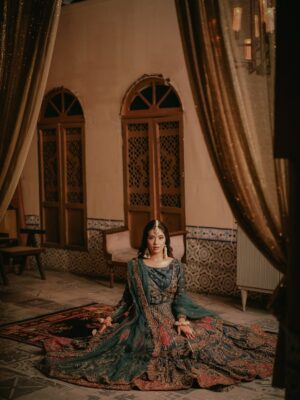 Bushra Gulfam Instagram - D H O L K  night ✨ 

👗 @bridal.wear.house 
 
Makeup @sfkbeautystudio & @makeupbysidrafarooqkhan 
 
🎥 @usamaakhokhar 

📍 @set.walay