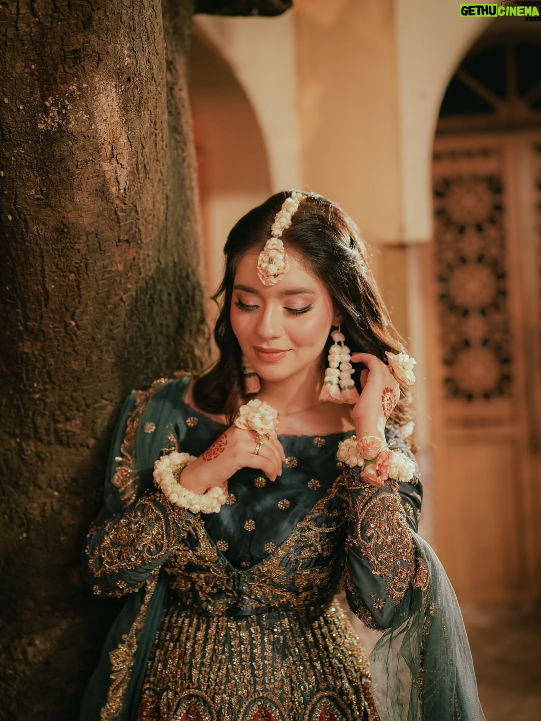 Bushra Gulfam - 7.2K Likes - D H O L K  night ✨ 

👗 @bridal.wear.house 
 
Makeup @sfkbeautystudio & @makeupbysidrafarooqkhan 
 
🎥 @usamaakhokhar 

📍 @set.walay