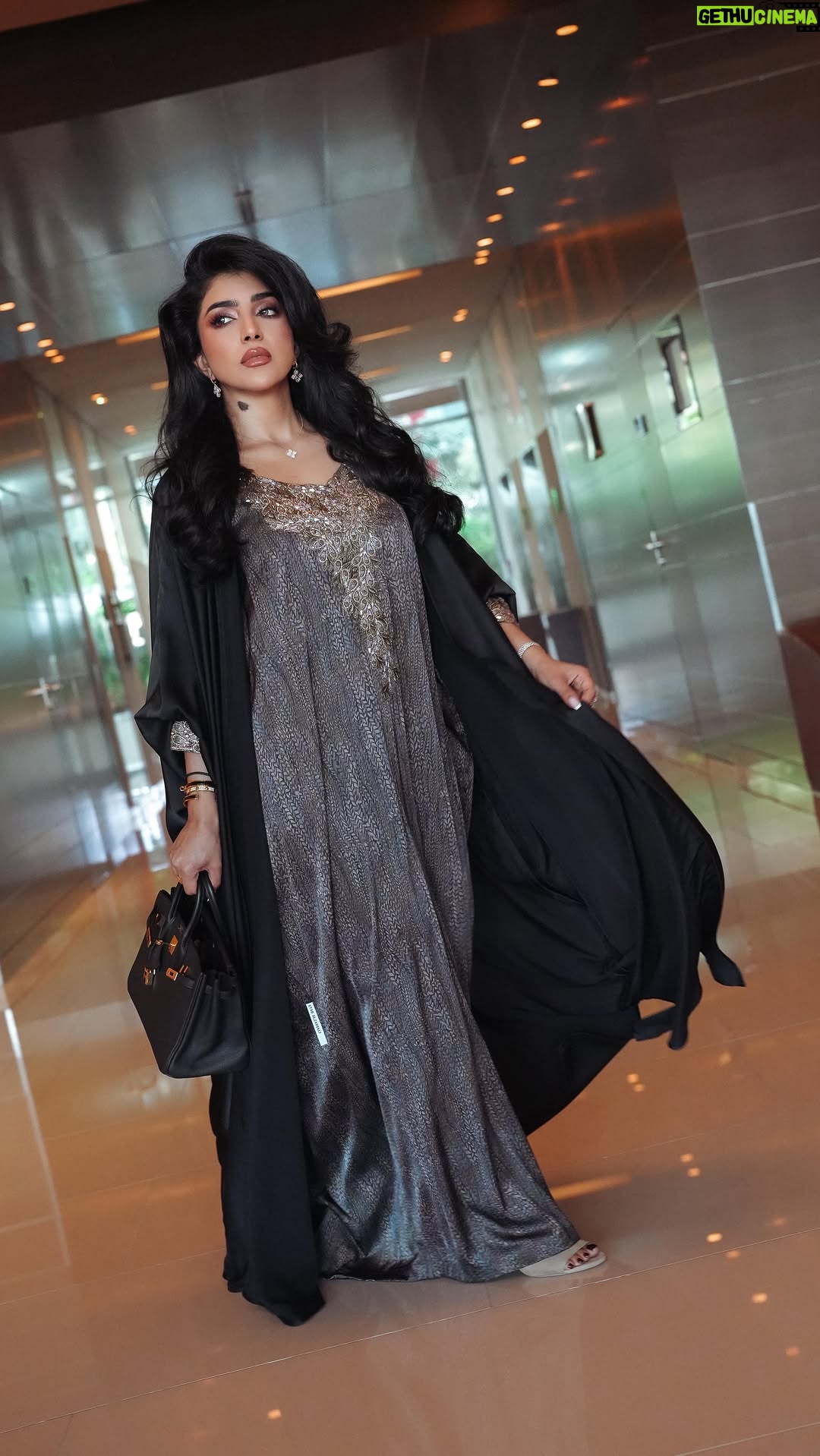Buthaina Al Raisi - 29.5K Likes - عاد امي عجبها لوك الشعر قبل ما افله😂😂 
انتوا شرايكم ؟؟ خلاص قفلوا الترند 
ثقتي بشعري لما استخدم منتجات ارتال🦋🦋🦋 
@artalcare 
#2025 #hair #haircare #hairstyle #real #trend #abudhabi