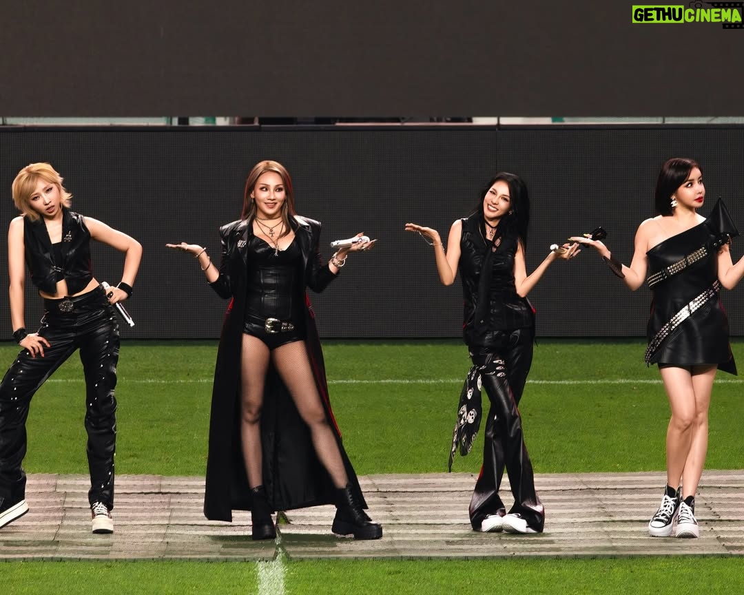 CL - 0.9 Million Likes -  LAST DANCE   