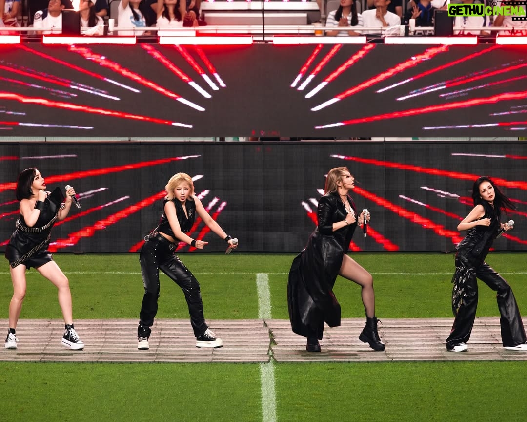 CL - 0.9 Million Likes -  LAST DANCE   