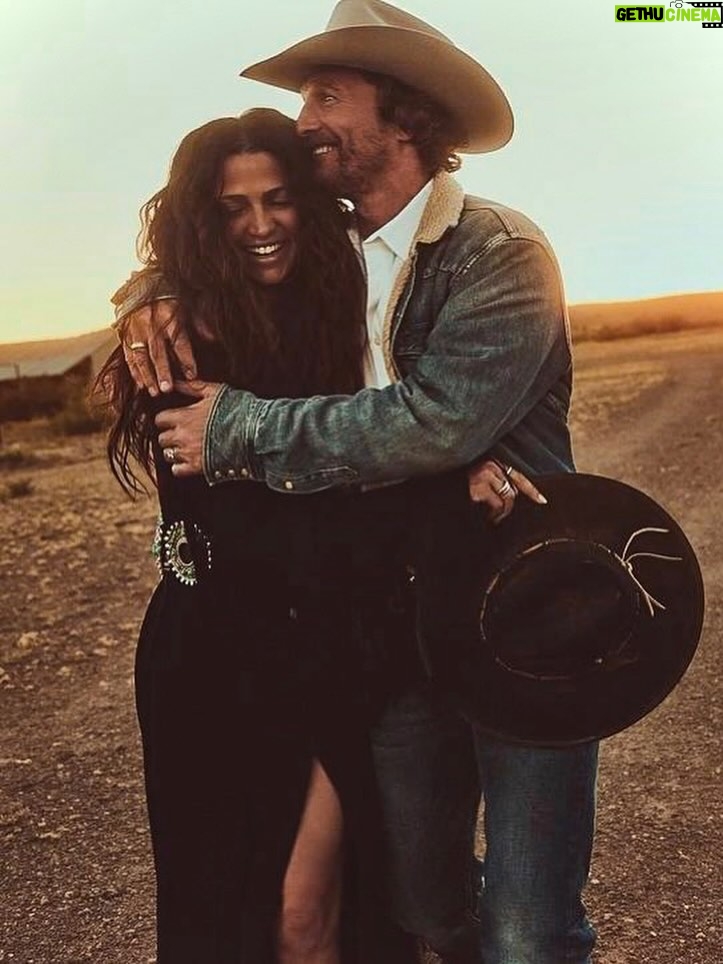 Camila Alves - 134.9K Likes - Celebrating today…. 
I never really understood the sacred meaning of marriage until I meet you…
To all other couples celebrating their anniversary take a pause to appreciate the meaning of why and how you came together….

📸 @millermobley thank you for capturing this moment 

💚💛💚💛💚💛💚💛💚💛💚💛💚💛💚

Comemorando hoje...
Eu nunca entendi o significado sagrado do casamento até te conhecer...
Para todos os outros casais que comemoram seu aniversário, façam uma pausa para apreciar o significado do porquê e como vocês se uniram...

📸 @millermobley, obrigada por capturar este momento