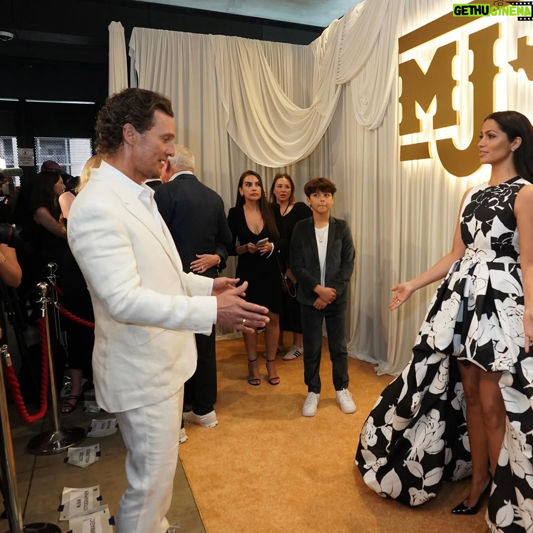 Camila Alves - 63.9K Likes - Husband and Son approved!!! @carolinaherrera @wesgordon fantastic dress! Our Daughter’s dress too!! (SCROLL TO SEE!) And your generosity on being the 2025 Fashion Show Designer for @mackjackmcconaughey charity event has helped impact so many children’s lives! Photos from the show to come!! Grateful for you and everyone in your team that was involved! Emilie, Jodie and everyone you all Rock!!! 
💚💛💚💛💚💛💚💛💚💛💚💛💚💛💚

Marido e filho aprovaram!!! @carolinaherrera @wesgordon vestido fantástico! O vestido da nossa filha também!! (ROLE PARA VER!) E sua generosidade em ser a Designer do Desfile de 2025 para o evento beneficente @mackjackmcconaughey ajudou a impactar a vida de tantas crianças! Fotos do desfile em breve!! Grata a você e a todos da sua equipe que estiveram envolvidos! Emilie, Jody e todos vocês arrasaram!!