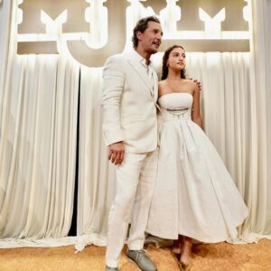 Camila Alves Instagram - Husband and Son approved!!! @carolinaherrera @wesgordon fantastic dress! Our Daughter’s dress too!! (SCROLL TO SEE!) And your generosity on being the 2025 Fashion Show Designer for @mackjackmcconaughey charity event has helped impact so many children’s lives! Photos from the show to come!! Grateful for you and everyone in your team that was involved! Emilie, Jodie and everyone you all Rock!!! 
💚💛💚💛💚💛💚💛💚💛💚💛💚💛💚

Marido e filho aprovaram!!! @carolinaherrera @wesgordon vestido fantástico! O vestido da nossa filha também!! (ROLE PARA VER!) E sua generosidade em ser a Designer do Desfile de 2025 para o evento beneficente @mackjackmcconaughey ajudou a impactar a vida de tantas crianças! Fotos do desfile em breve!! Grata a você e a todos da sua equipe que estiveram envolvidos! Emilie, Jody e todos vocês arrasaram!!