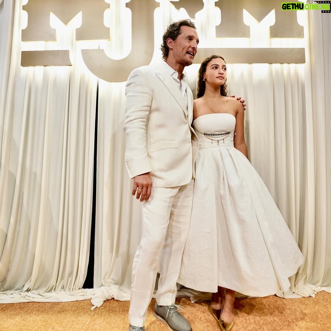 Camila Alves - 63.9K Likes - Husband and Son approved!!! @carolinaherrera @wesgordon fantastic dress! Our Daughter’s dress too!! (SCROLL TO SEE!) And your generosity on being the 2025 Fashion Show Designer for @mackjackmcconaughey charity event has helped impact so many children’s lives! Photos from the show to come!! Grateful for you and everyone in your team that was involved! Emilie, Jodie and everyone you all Rock!!! 
💚💛💚💛💚💛💚💛💚💛💚💛💚💛💚

Marido e filho aprovaram!!! @carolinaherrera @wesgordon vestido fantástico! O vestido da nossa filha também!! (ROLE PARA VER!) E sua generosidade em ser a Designer do Desfile de 2025 para o evento beneficente @mackjackmcconaughey ajudou a impactar a vida de tantas crianças! Fotos do desfile em breve!! Grata a você e a todos da sua equipe que estiveram envolvidos! Emilie, Jody e todos vocês arrasaram!!