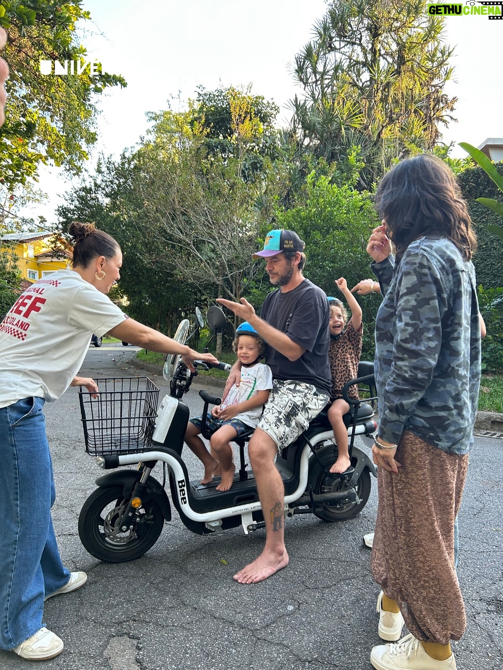 Camila Lucciola - 4.2K Likes - 🛝 @mariaaribeiro foi com @fabiulaa e @camilalucciola, num papo de fim de tarde, caminhando sem destino, com direito a banco de praça, gira-gira e balanço de paquinho. Só pode ter resultado em mais uma conversa deliciosa e imperdível.

⚠️ Alerta spoiler ⚠️ Um trio de homens pra lá de especiais apareceu de supresa e deu um toque ainda mais especial ao episódio.

Novos episódios de #MariaVaiComOutros estreiam toda quinta, às 22h, no Canal UOL ou no YT de Universa.

UOL Play
Claro TV | Canal 549
Sky | Canal 88
Vivo TV | Canal 613
OiTV | Canal 140
TVRO Embratel | Canal 549
Samsung TV | Canal 2074
Zapping | Canal 64

#MVCOOT5 #MariaVaiComOutros5T #Universa_UOL #CanalUOL #MariaRibeiro #FabiulaNascimento #CamilaLucciola