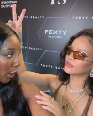 Camilla de Lucas Instagram - RENOVEI MINHAS FIGURINHAS DO WHATSAPP COM MINHA BFF! 🇧🇷🇧🇷🇧🇷 riri pediu uma coisa no meu ouvido, o que será???? amanhã posto! 🫢🤫