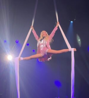 Camille Dhont Instagram - 1. De Avant-Première 🥹
2. Split in de doeken 🥰
3. De allereerste keer in de doeken
4. ⭐️⭐️⭐️⭐️⭐️ voor de circus show gekregen 🥹😭💘
5. Heel veel blauwe plekken 💪🏻
6. Oh ja: MIJN CIRCUS CAMILLE ALBUM IS UIT!!!!
7. Backstage
8. Ik heb me verbrand aan mijn krultang 😅