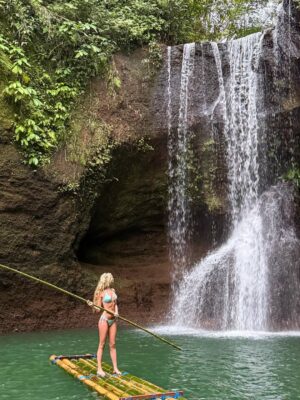 Camille Dhont Instagram - Groetjes vanuit Bali 🌼
Ps: de watervallen hier zijn niet normaal en mijn natural curls are back 🥳